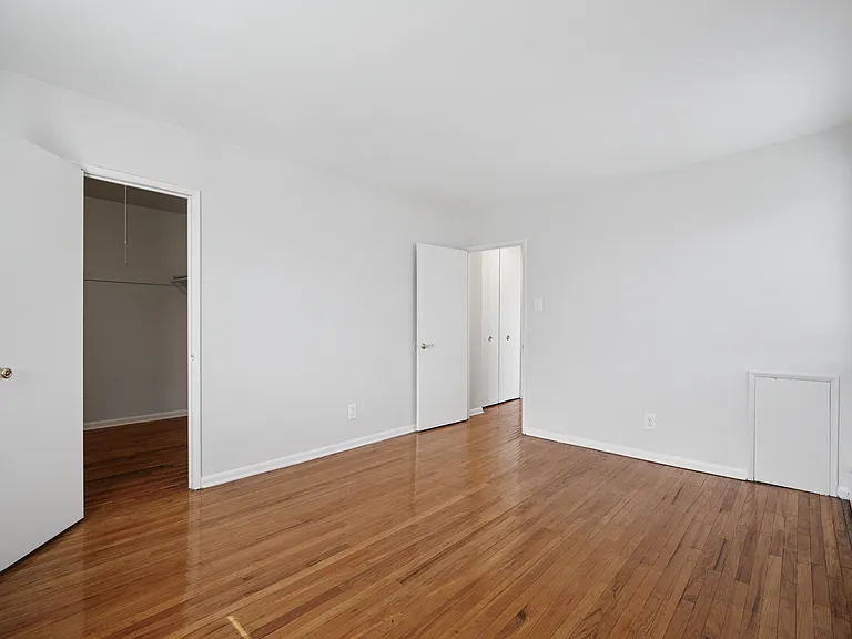 Longwood Manor — Photo 11