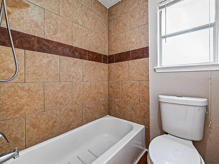 13847 Cherry Hollow Ln — Photo 35