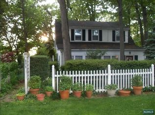 371 N Farview Ave, Paramus, NJ 07652