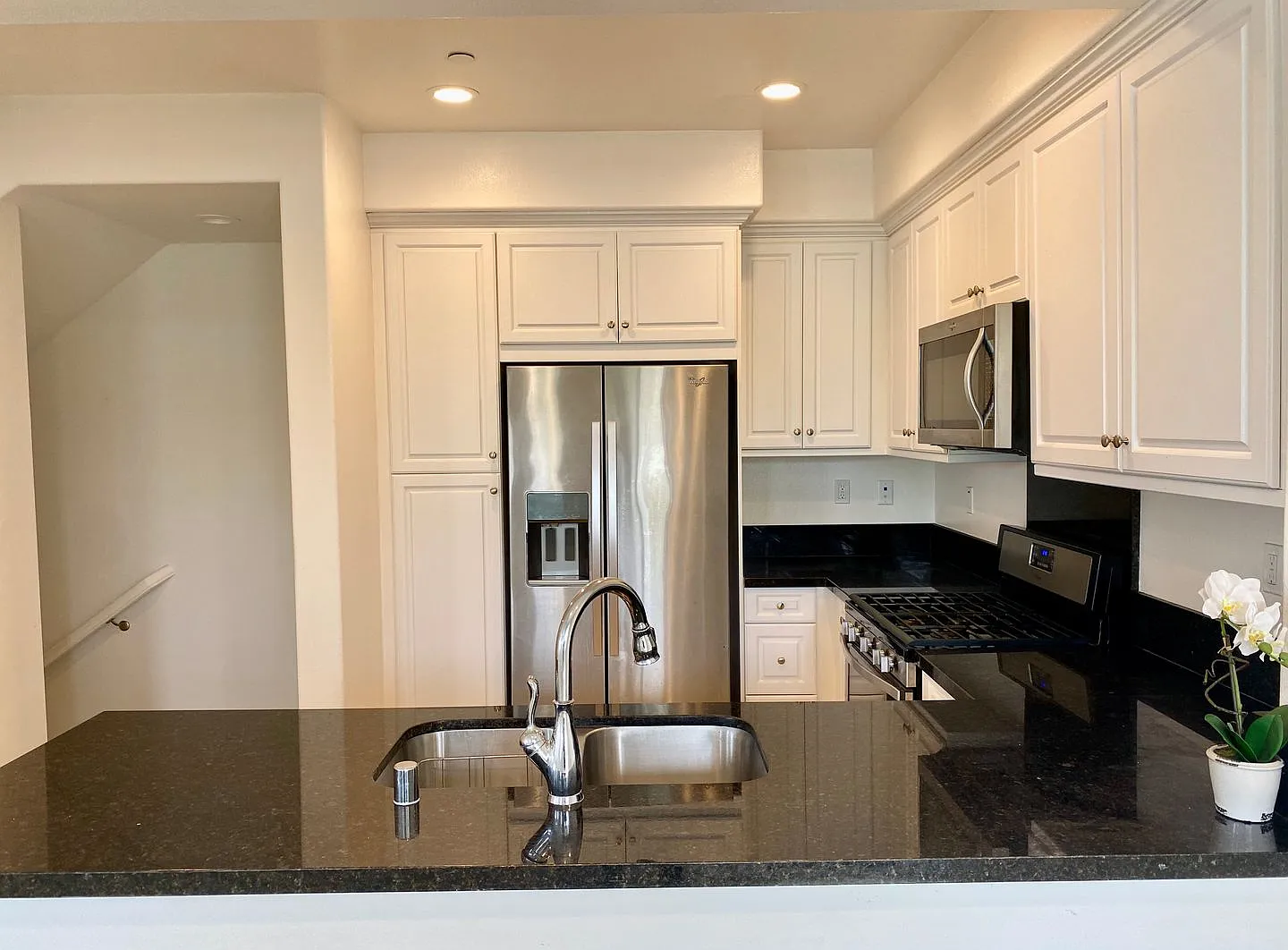 Modern Coastal Living 2-Bed, 2.5-Bath Home in Oxnard, CA — Photo 4