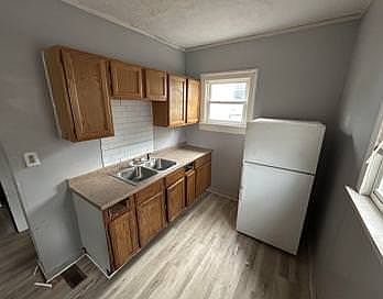 2nd image of 455 W Dickson Ave
