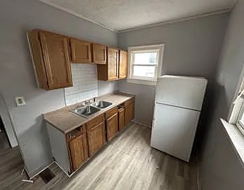 455 W Dickson Ave — Photo 2