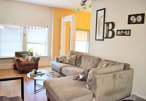 2nd image of 821 N Damen Ave #2