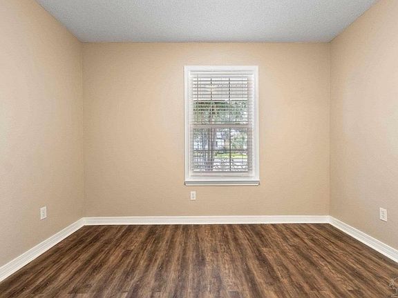 5th image of 912 E Yonge St