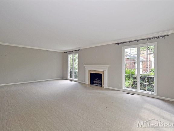 5th image of 40 Woodland Shores Dr