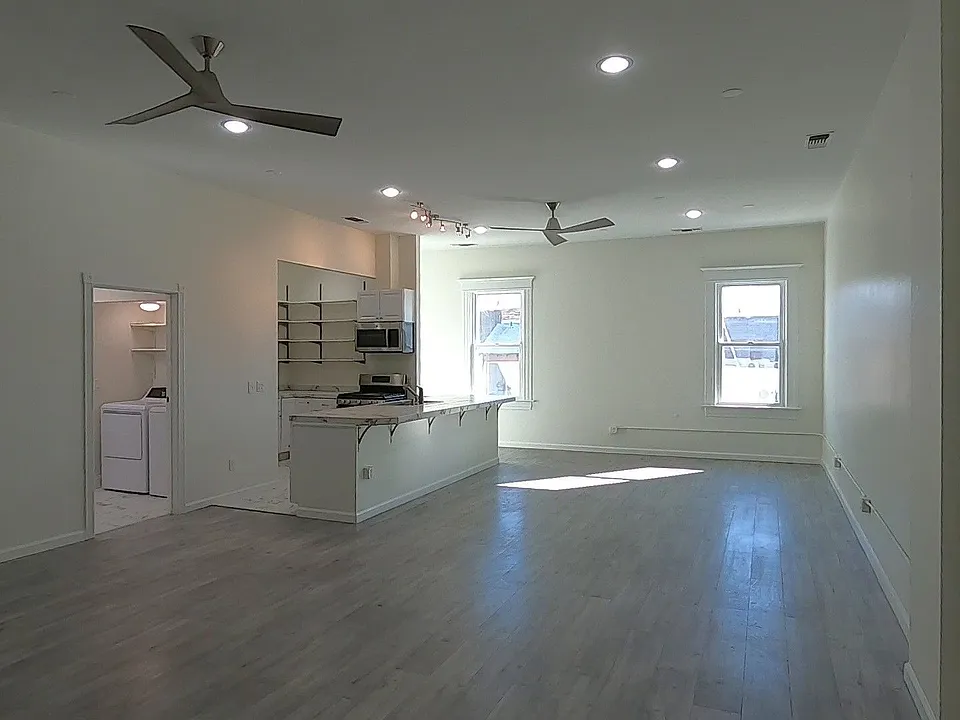 1439 Huntoon St