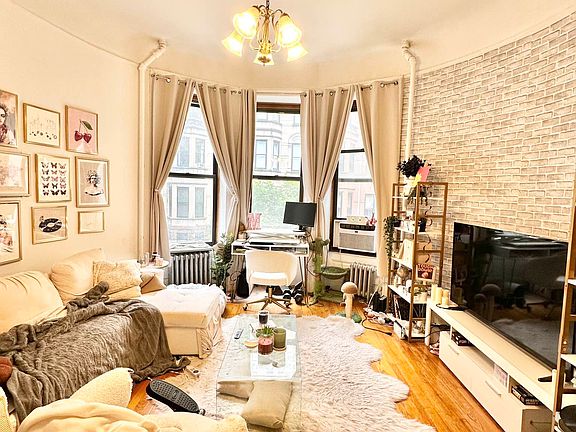 3rd image of 327 W 87th St APT 1A