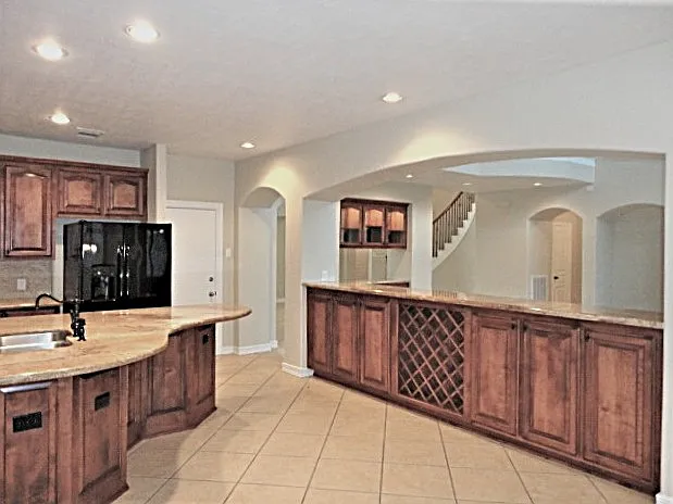 325 Lancaster Ln — Photo 4