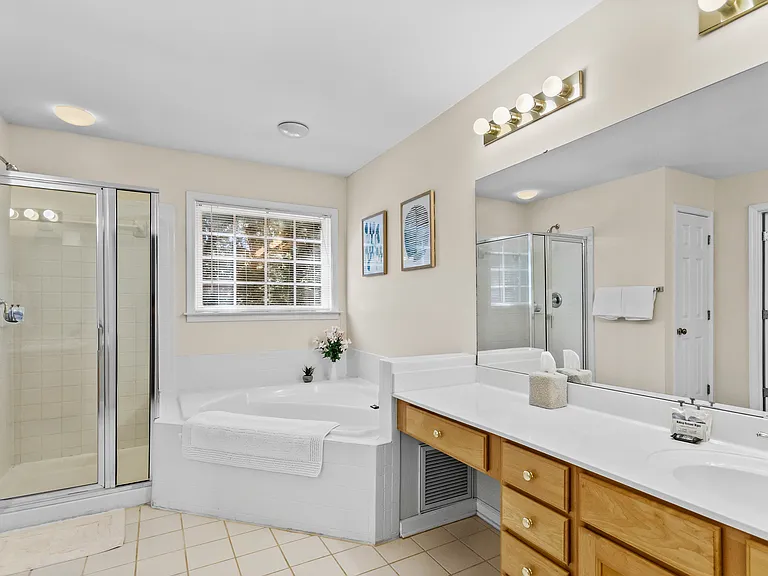 8 Bentley Way — Photo 32