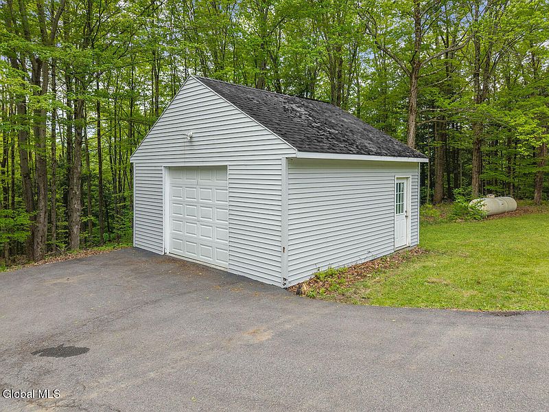 4th image of 211 Winegard Road