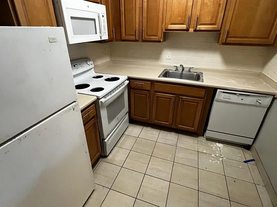 24 Whites Ave #11B