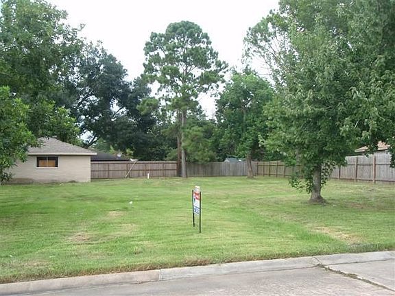 3rd image of 303 Castlelake Dr