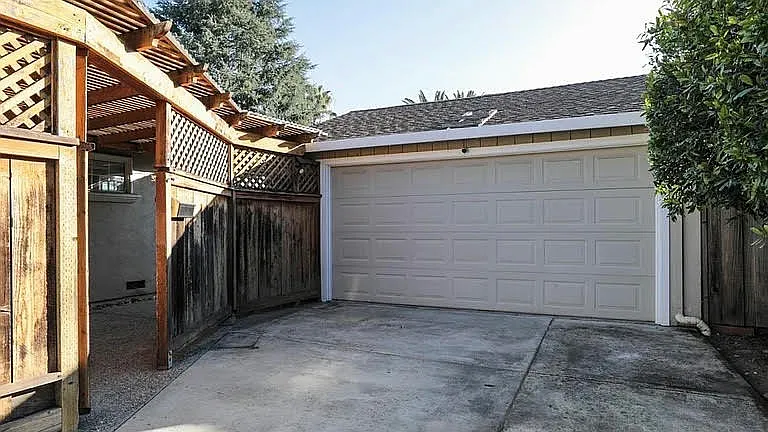 1150 Shamrock Dr — Photo 2