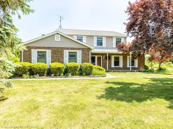 7616 Fargo Rd, Avoca, MI 48006