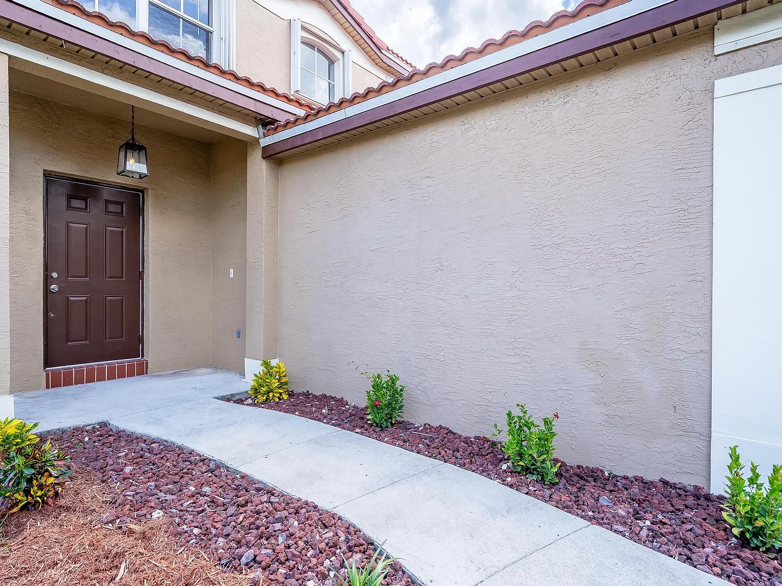 4 bed, 2.5 bath, 2100 sqft, $4,400 — Photo 3
