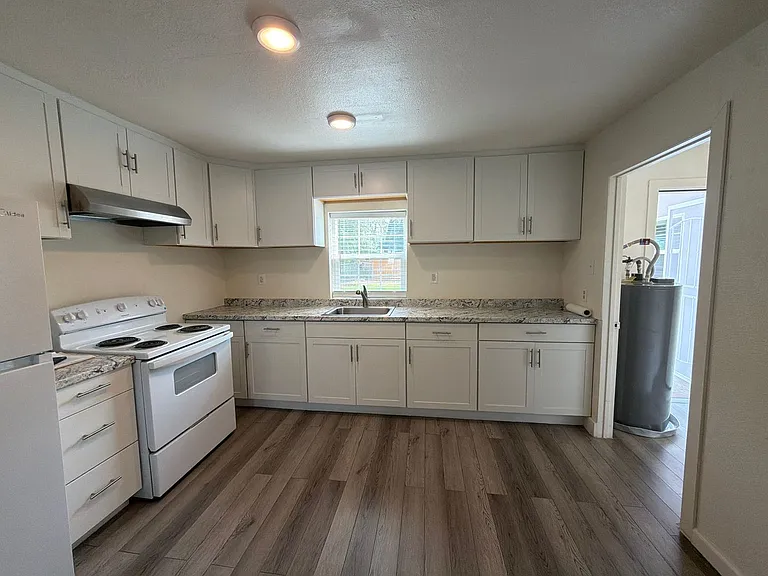 2410 Englewood Ave — Photo 37