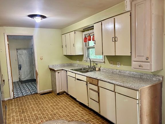4th image of 48 Dennison Dr