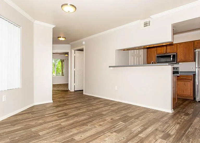 Parkway Apartments — Photo 4