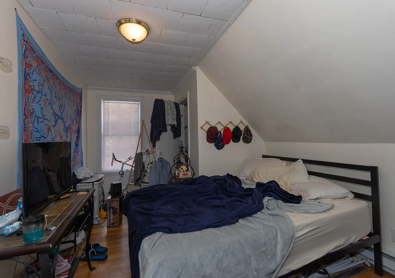 No Brokers Fee, Heat and Hot Water Included, Top Floor Unit, Steps from the T Stop, Eat-in Kitche... — Photo 1