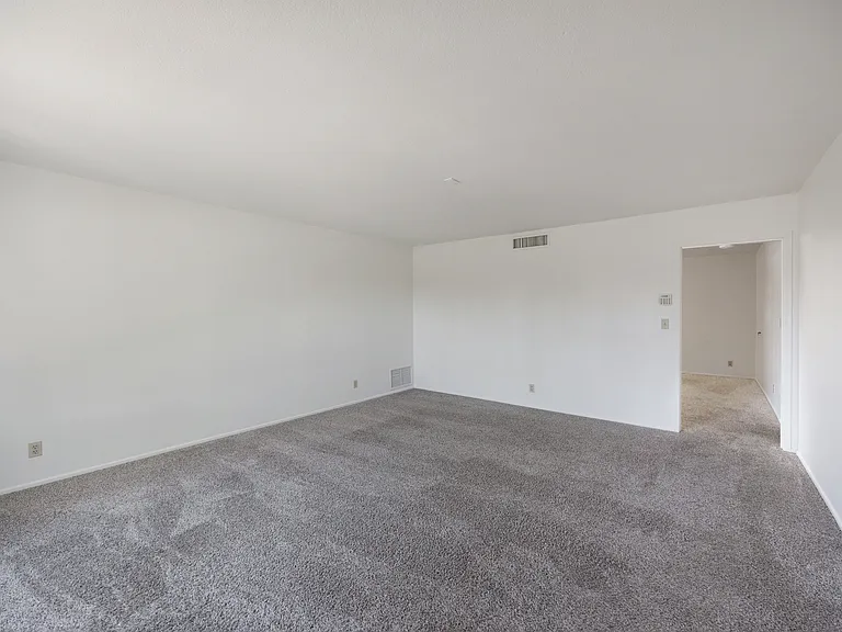 1316 W 13th St — Photo 3