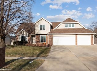 10577 Elmcrest Dr, Clive, IA 50325