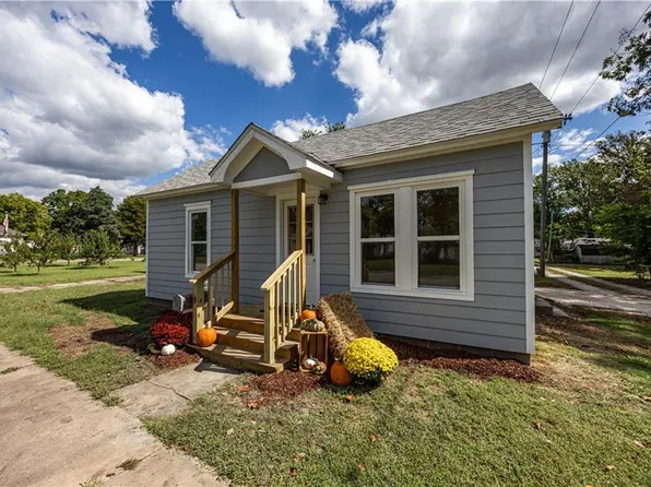 311 S 8th St, Neodesha, KS 66757