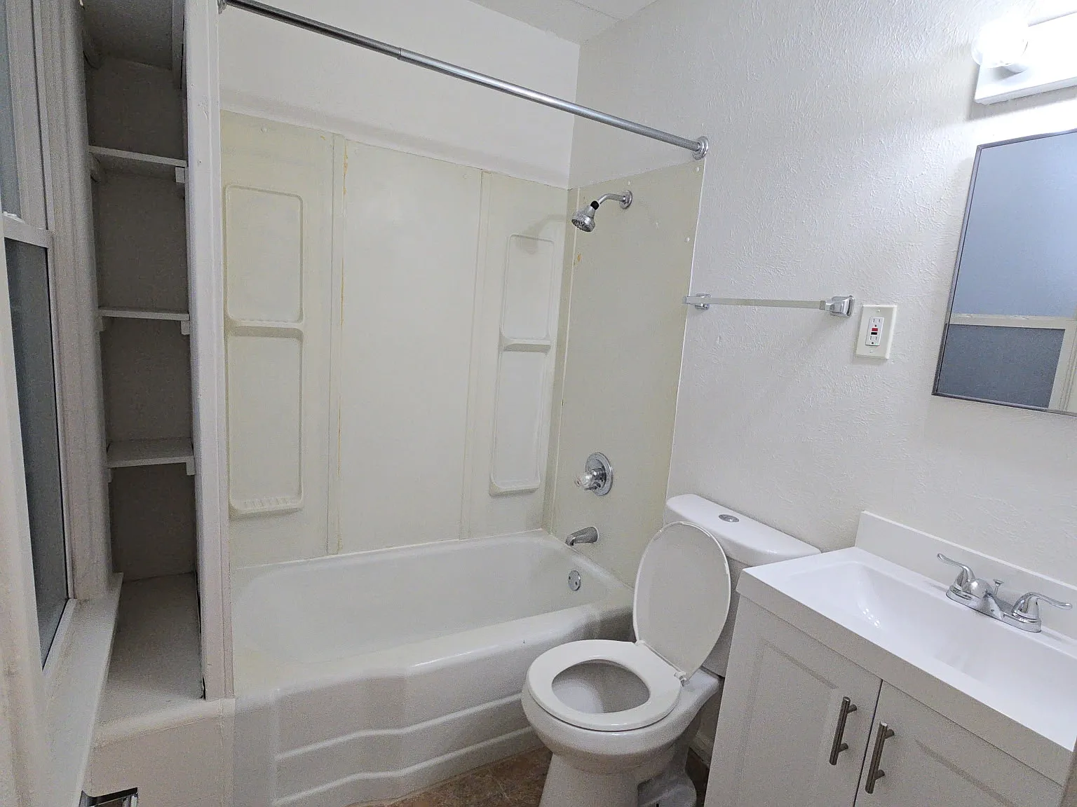 Studio, 300 sqft, $995 — Photo 3
