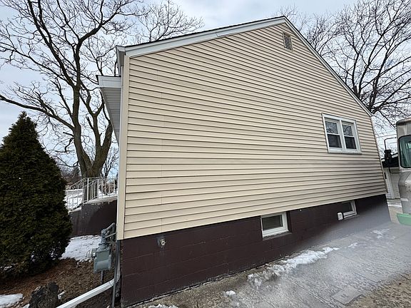 5th image of 723 Greenbay Ave