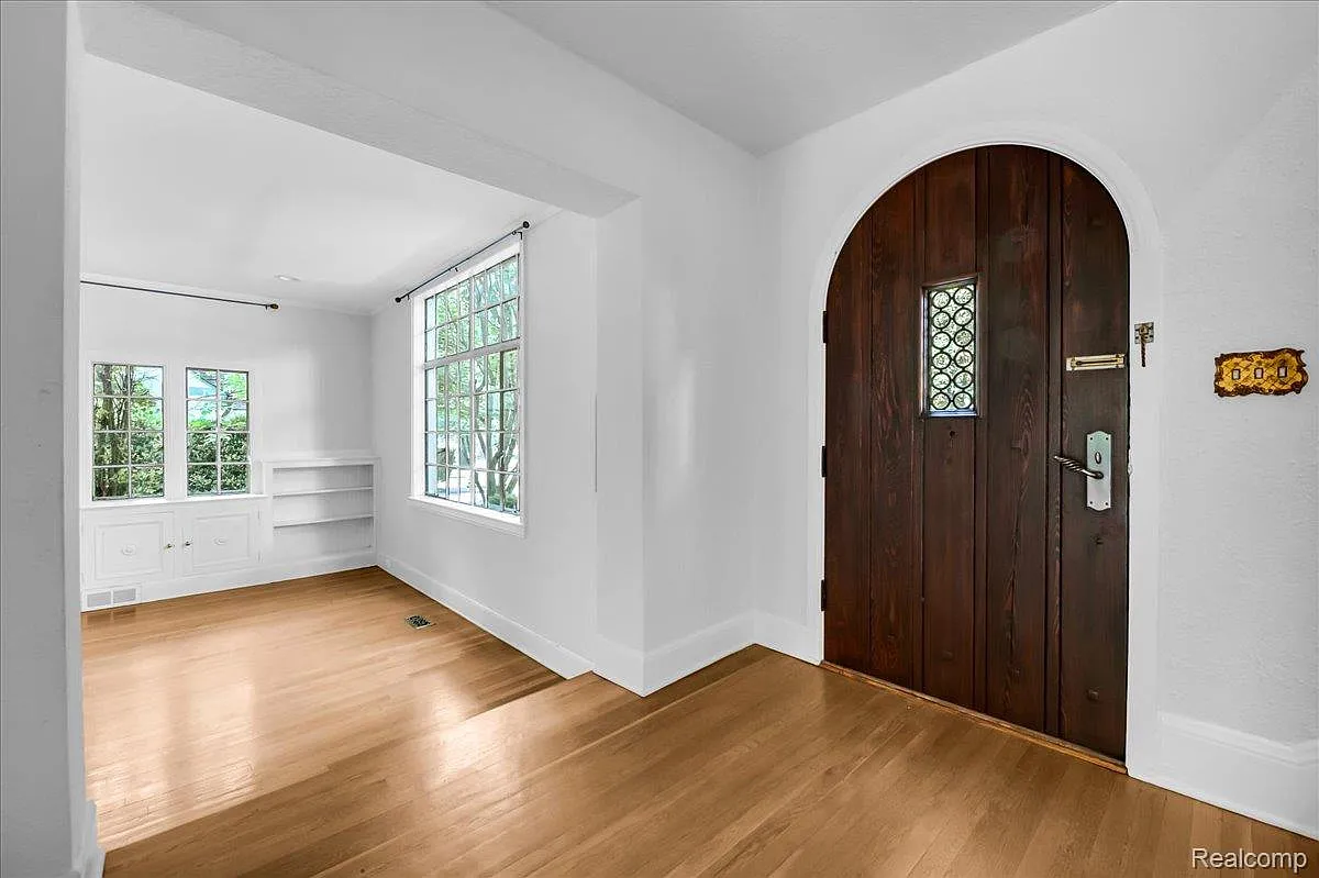 4 bed, 3680 sqft, $7,400 — Photo 2