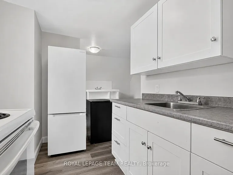 4 Eccles St #5 — Photo 8