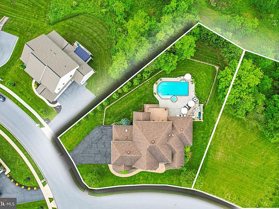 3rd image of 740 Hampton Ct