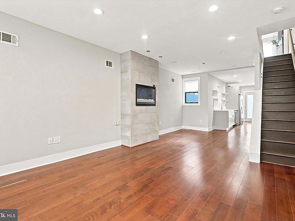 2nd image of 1321 N Dover St