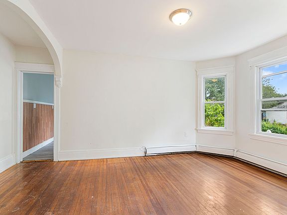 3rd image of 137-139 E 2nd Ave