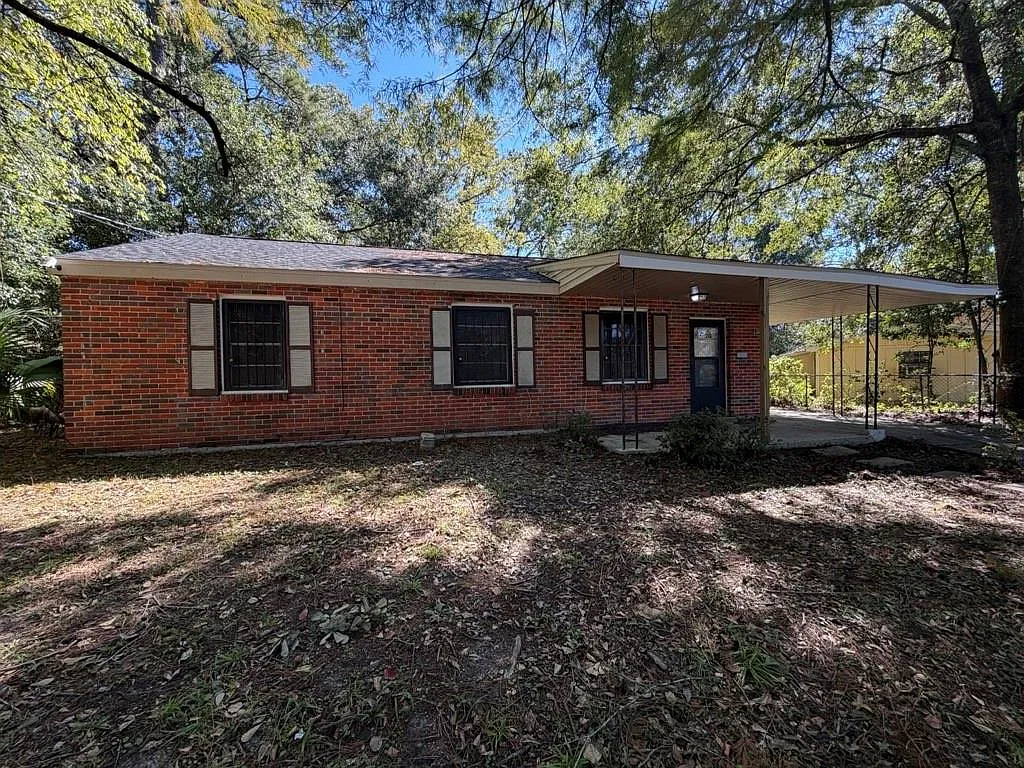 3 bed, 1.0 bath, 1040 sqft, $1,200 — Photo 1