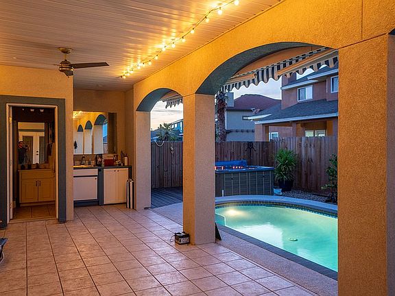 Patio Full Bathroom & Wetbar