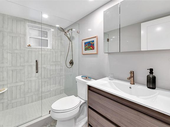 5th image of 383 Harbour DR #104