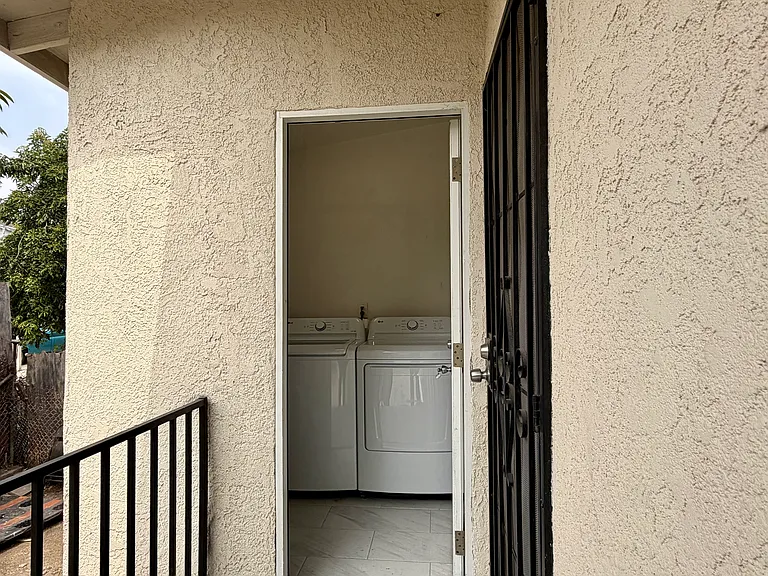 2524 Lancaster Ave — Photo 17