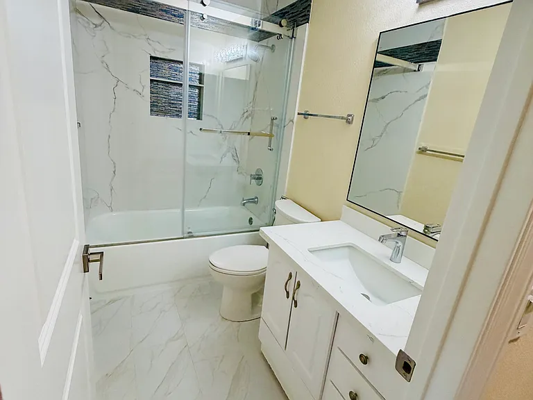 Bath 3 - Tub - Hallway