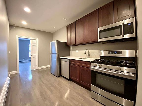 2nd image of 730 Sackett St #3LL