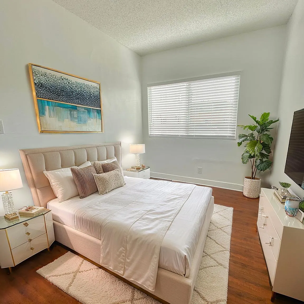 3 bed, 1200 sqft, $3,095 — Photo 1