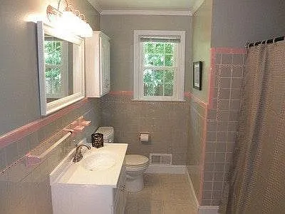 Full bathroom off hall.