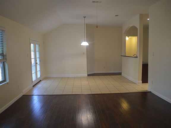 5th image of 1055 Lancashire Ln
