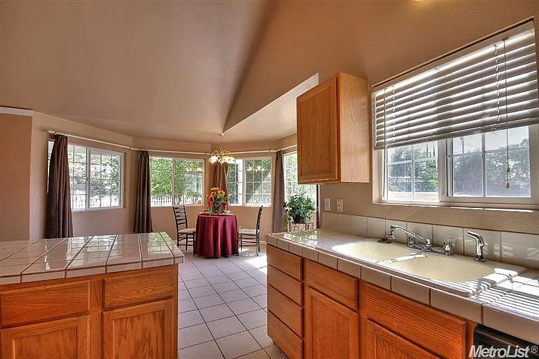 6 bed, 3200 sqft, $4,250 — Photo 3