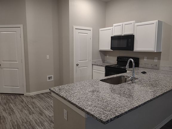 4th image of 2112 N Avenue J #B