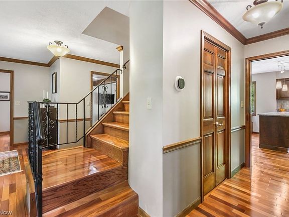 5th image of 22 Essex Cir