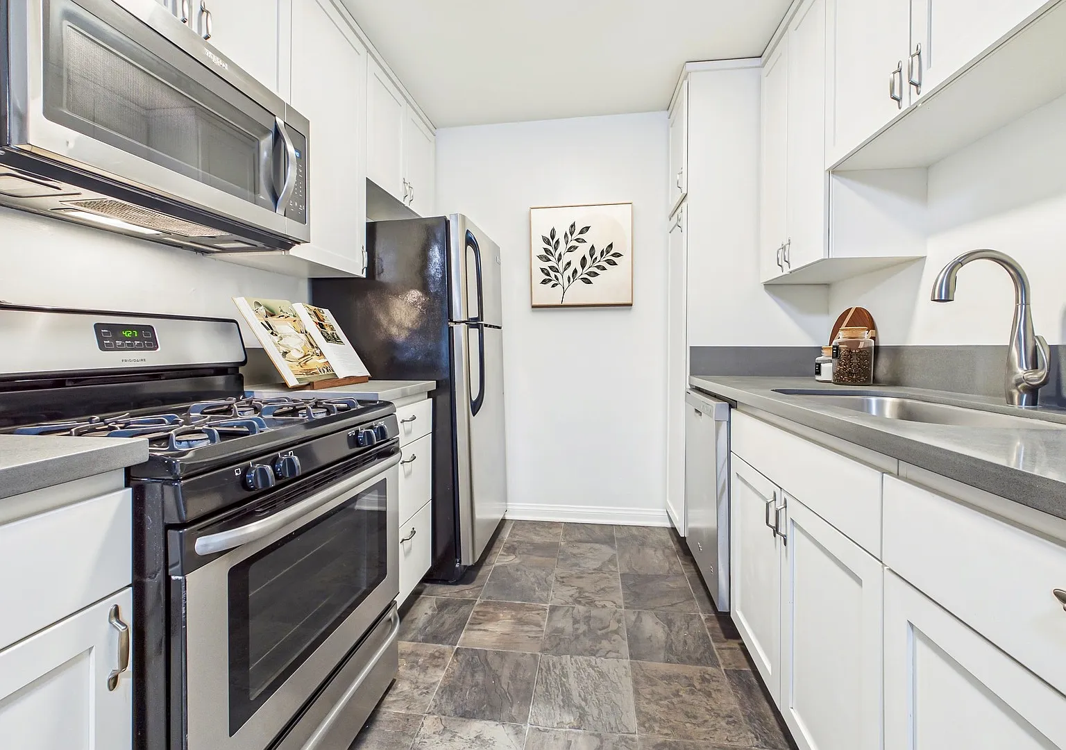 Buffalo Sherman Oaks Apartments — Photo 1