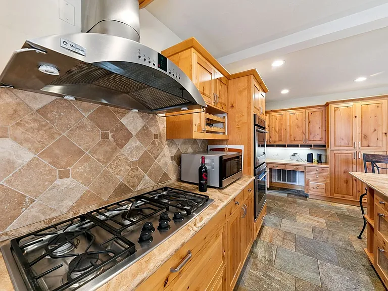 458 Center St — Photo 24