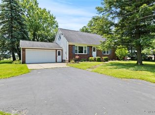 301 Pleasant View Dr, Lancaster, NY 14086
