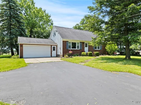 301 Pleasant View Dr, Lancaster, NY 14086