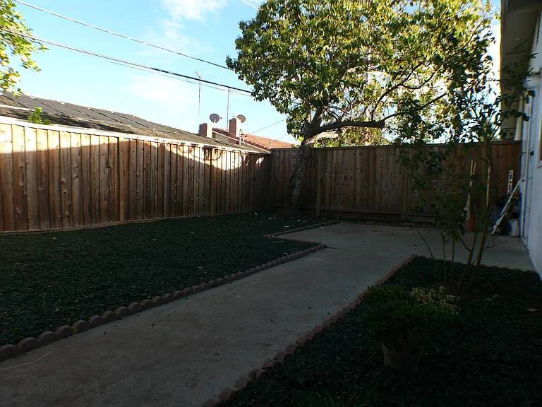 Spacious private yard - View 1